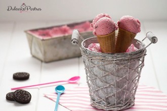 Presentación de helado casero con ciruelas rojas