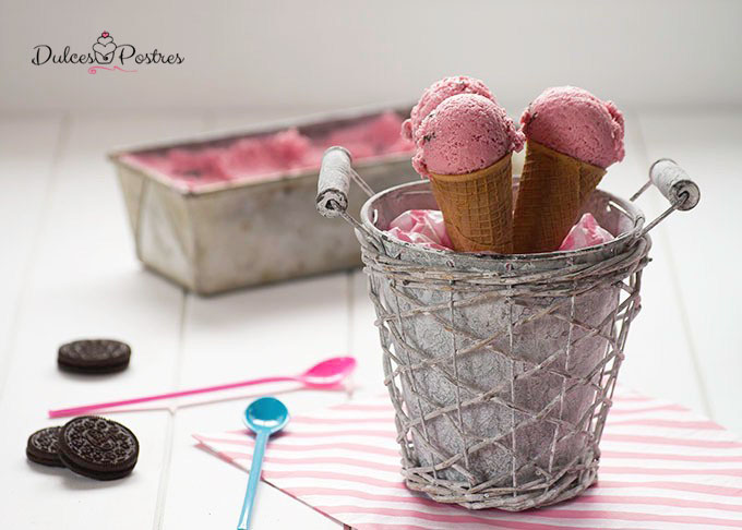 Presentación de helado casero con ciruelas rojas