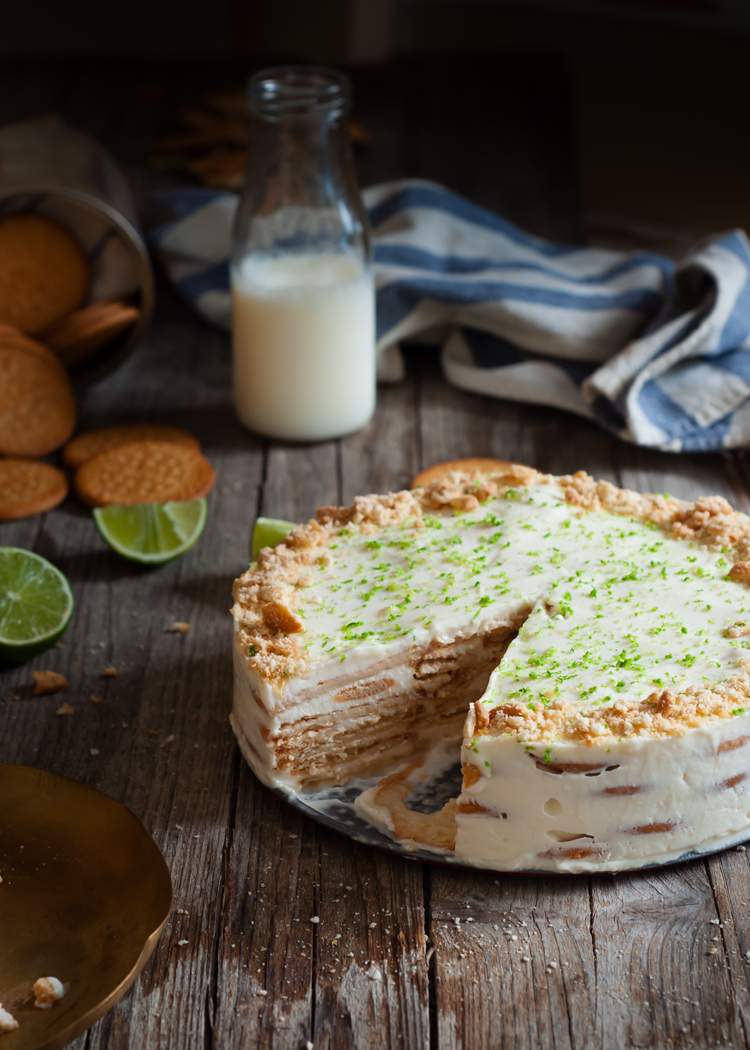 Corte de trozo de tarta carlota de limón