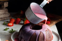 Bundt cake de fresas y chocolate