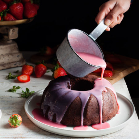 Bundt cake de fresas y chocolate