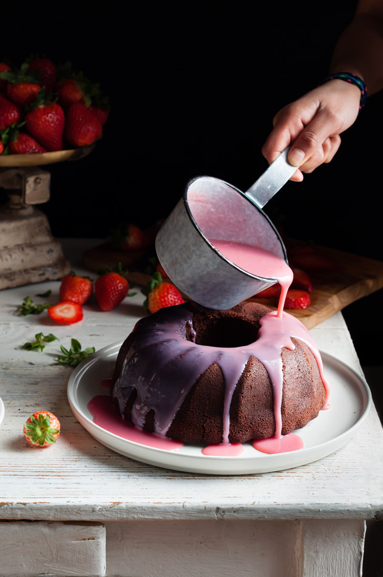 Tarta de frutas Bundt con glaseado de fondant blanco · Creative Fabrica